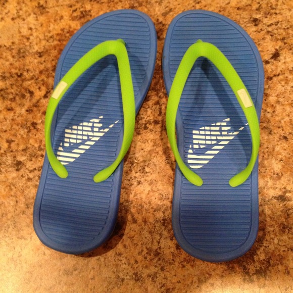 Nike flip flops like NEW