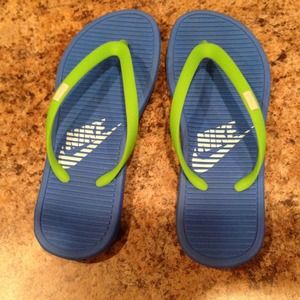 Nike flip flops like NEW