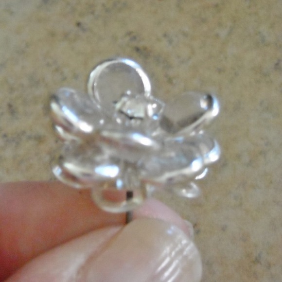 Pretty flower earrings - never worn - Picture 2 of 2