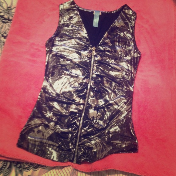 Cute black&silver zip front top <3