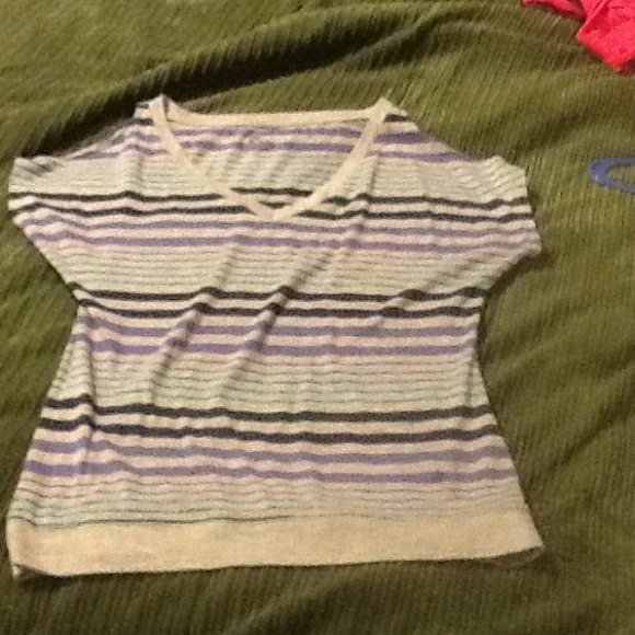 Cut cut sleeve t shirt.