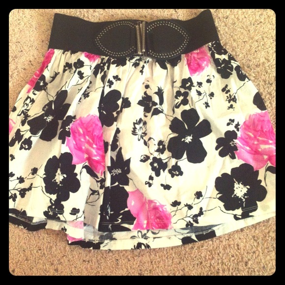 **SOLD** Cute Floral skirt