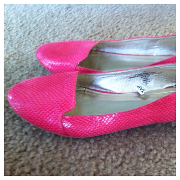 Hot pink snakeskin slipons