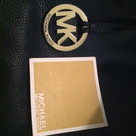 🎉SOLD 🎉 MK navy blue Buddha bag , snap closure, - Picture 2 of 4