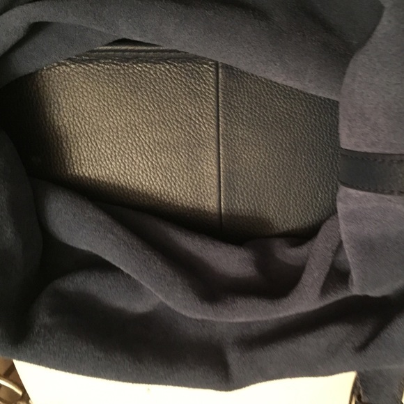 🎉SOLD 🎉 MK navy blue Buddha bag , snap closure, - Picture 3 of 4