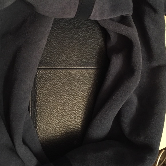 🎉SOLD 🎉 MK navy blue Buddha bag , snap closure, - Picture 4 of 4