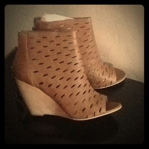 Bronx tan wedges