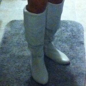 ((Reduced)) Women Cream Leather Boots