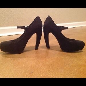 Classic black Mary Jane pumps