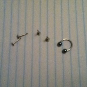 4 lip suds- size 16g horse shoe- size 16g