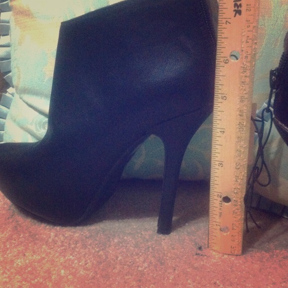 ❎SOLD❎Additional forever 21 black booties pic