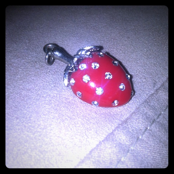❌❌SOLD❌❌⭐Little rhinestone strawberry pendant⭐