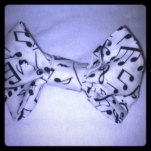 Hair bow, musical notes.