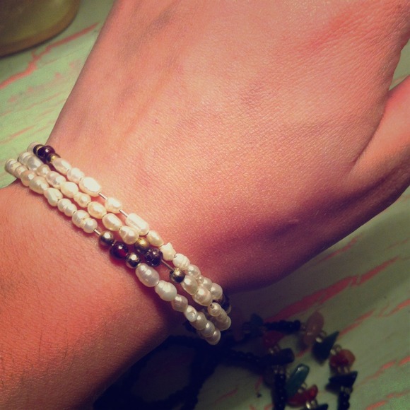 Pearl/burgundy/gold beaded bracelet