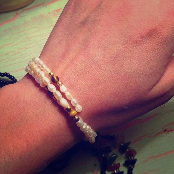 Pearl/brown/gold beaded bracelet