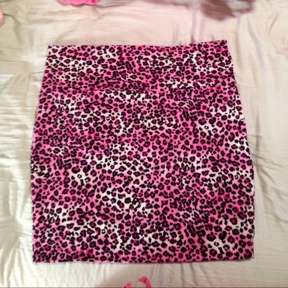 SOLD❤️Bundled❤NWT Pink leopard print skirt - Picture 4 of 4