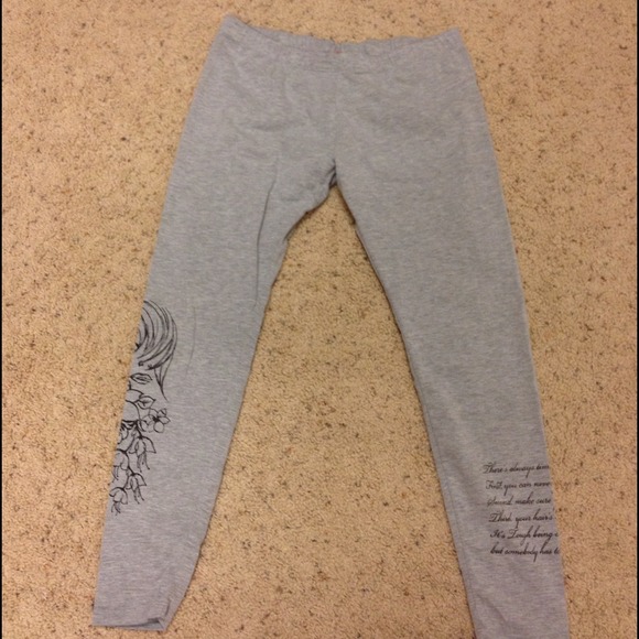 ❌Traded/Bundled❌ Gray "tattoo" style leggings