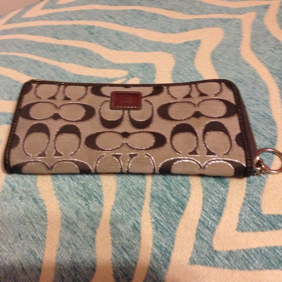 Coach Clutches & Wallets - 🎀Reserved🎀Authentic Coach zippy wallet