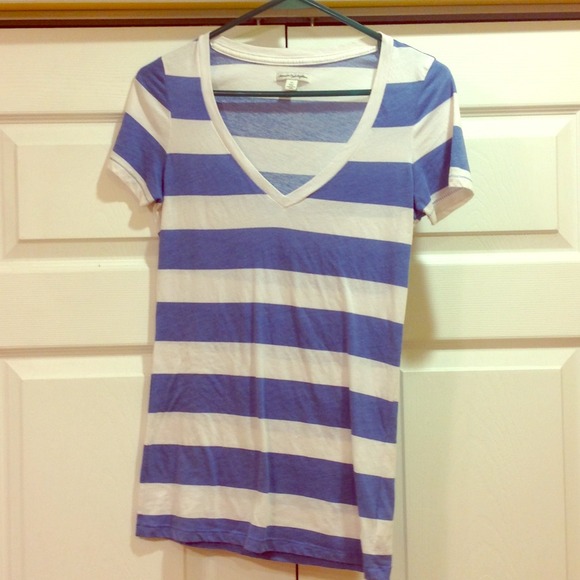 💘SOLD IN BUNDLE💘Blue & white stripped tee