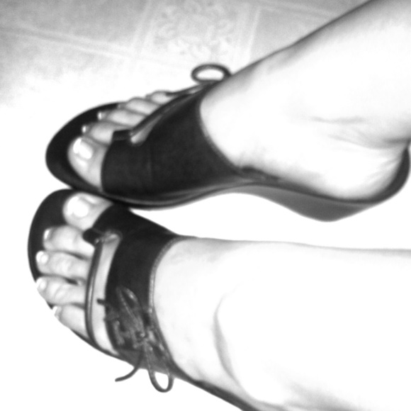 Brown shoes with a string bow