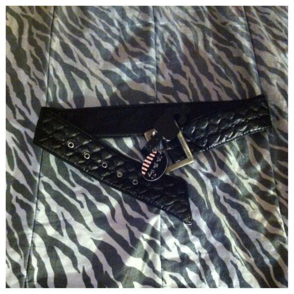 Brand New Black belt with hearts - Picture 1 of 2