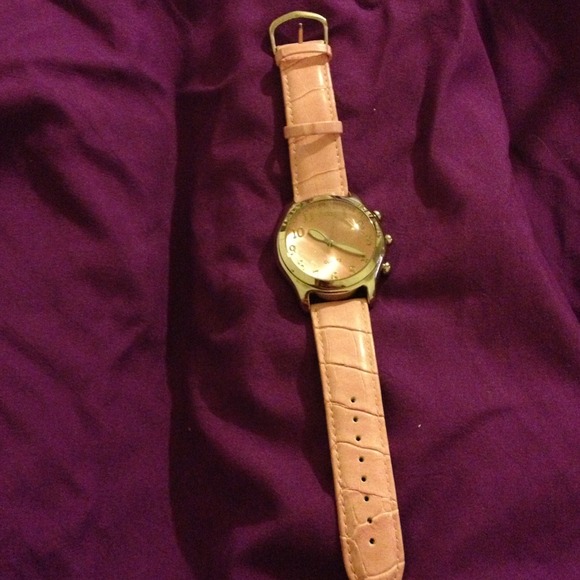 Light pink really pretty watch - Picture 2 of 3