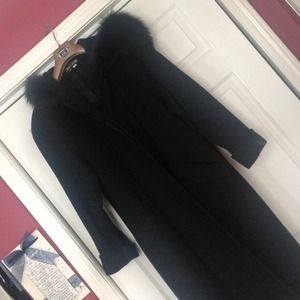 Long,heavy wool coat w/fur collar.