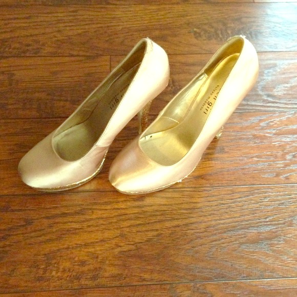 Steve Madden gold pumps