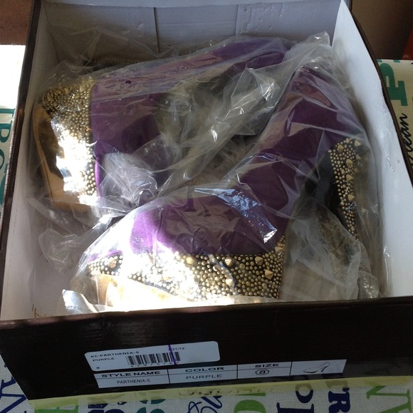 ❌ON HOLD❌ Purple heel with gold spikes