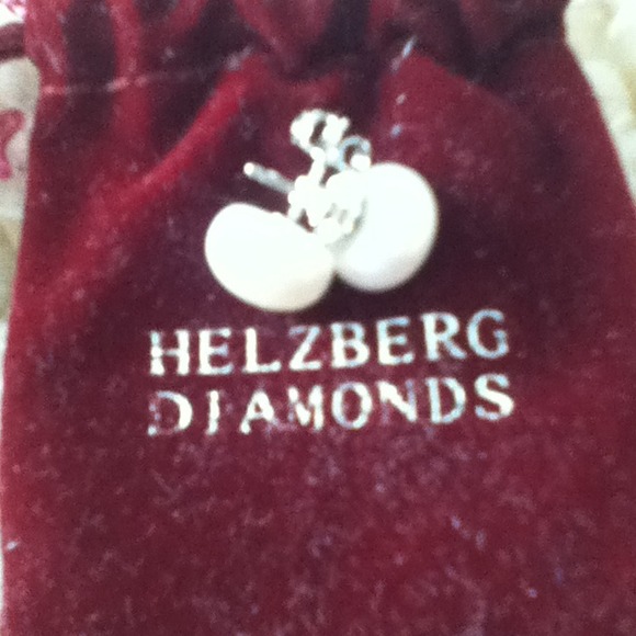 SOLD💥White pearl earrings from helzberg diamonds