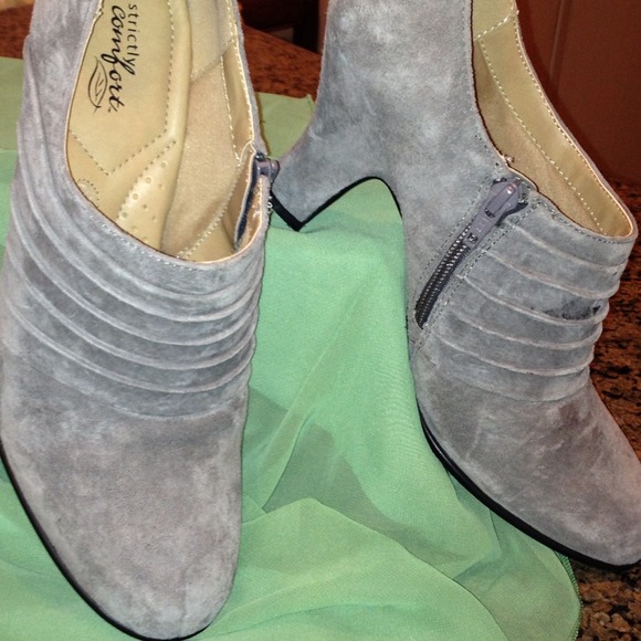 ❤❤❤SOLD in a bundle❤❤❤Gray booties