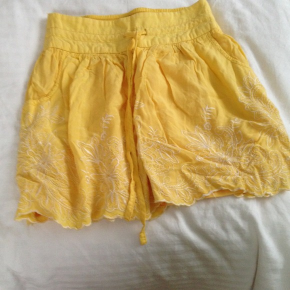 ⭐Reduced! Yellow embroidered skirt