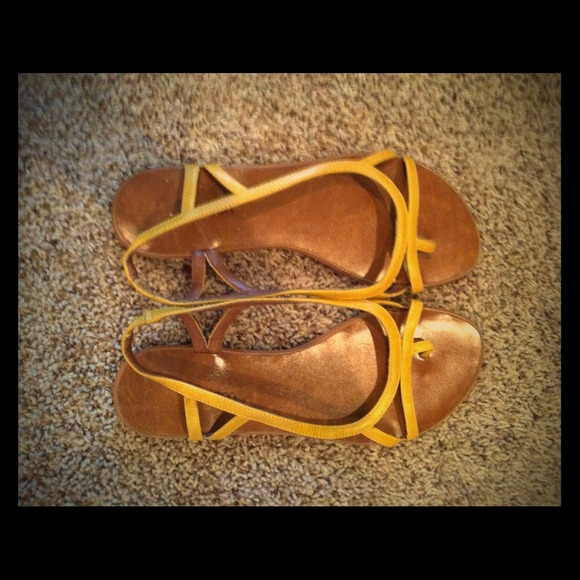 Yellow strapped sandals - Picture 1 of 3