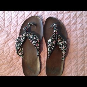Cute floral flip flops!