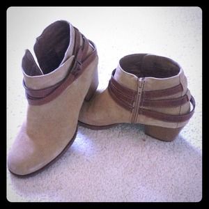 TAN ANKEL BOOT!