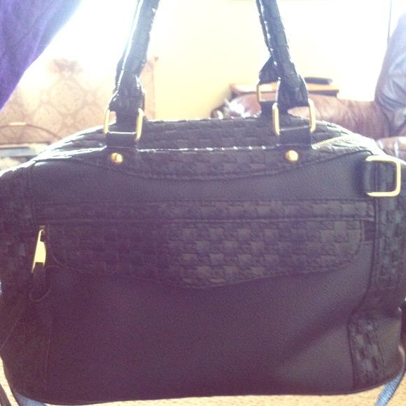 Black faux leather purse! SUPER CUTE!