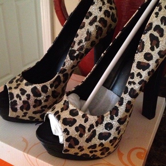 Brand new gold leopard color shoes