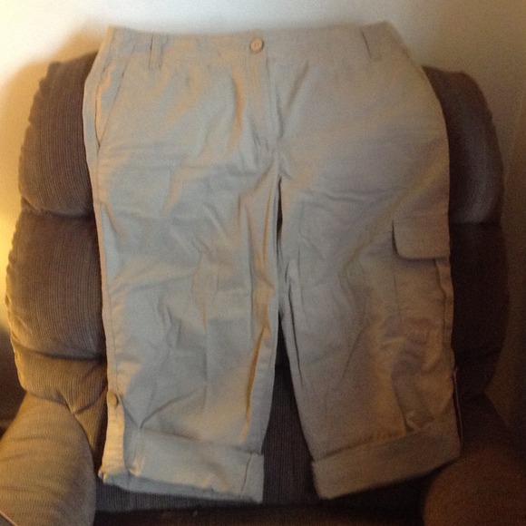 👖Liz Claiborne Khaki capris👖