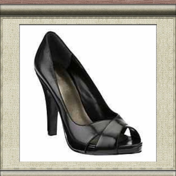 Peep toe pumps