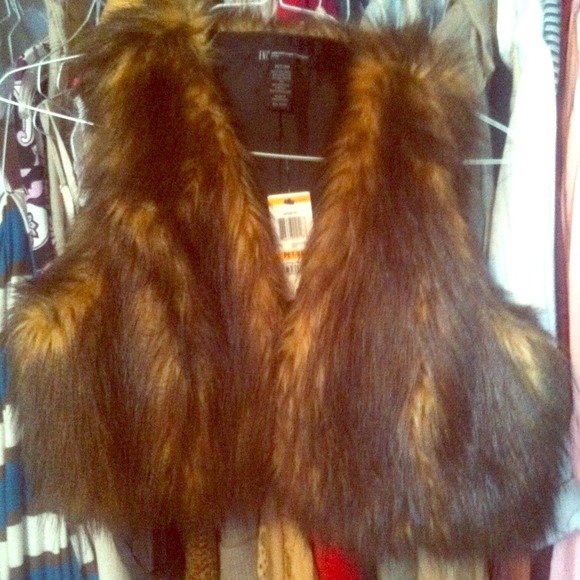 Faux fur vest and earring bundle