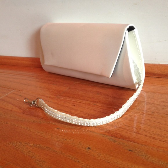 ✨REDUCED✨ DAVID'S BRIDAL CLUTCH w/BEADED STRAP - Picture 2 of 4