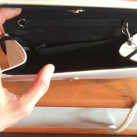 ✨REDUCED✨ DAVID'S BRIDAL CLUTCH w/BEADED STRAP - Picture 3 of 4