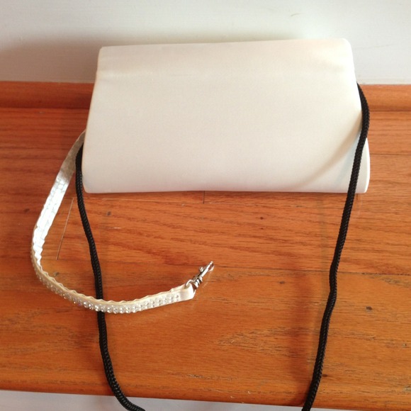 ✨REDUCED✨ DAVID'S BRIDAL CLUTCH w/BEADED STRAP - Picture 4 of 4