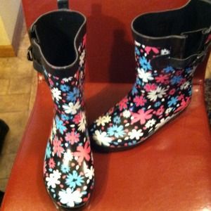 Bundle Rainboots and Skechers
