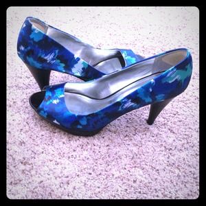 Style&Co. Blue floral pattern peep toe heels!