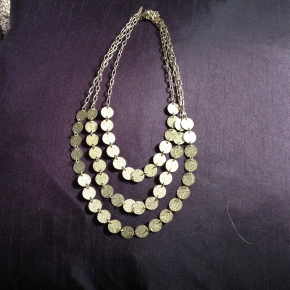 💋SOLD💋 3 chain gold toned necklace
