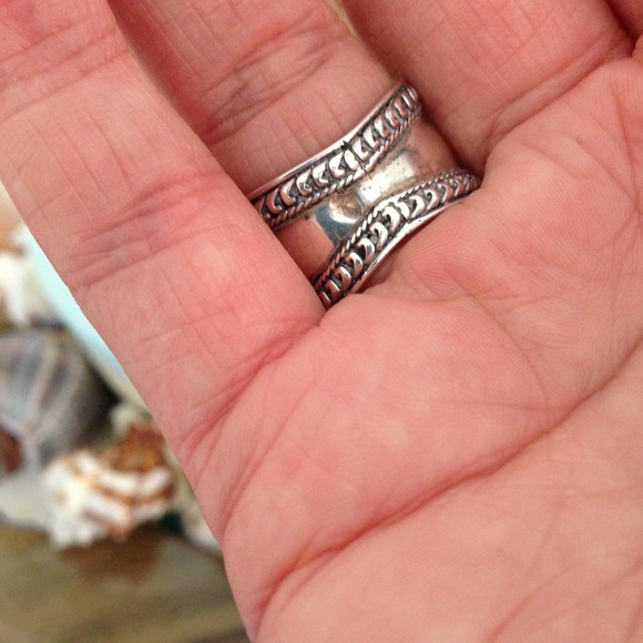 ⭐SOLD⭐ Silver ring - Picture 2 of 4