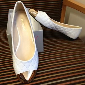 White gold tipped ballerina flat.
