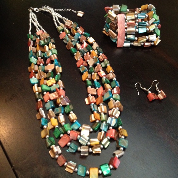 PRICE DROPPED!! Mother of Pearl Jewelry Set - Picture 1 of 4