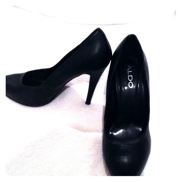✨TRADED✨Classic Black Aldo pumps